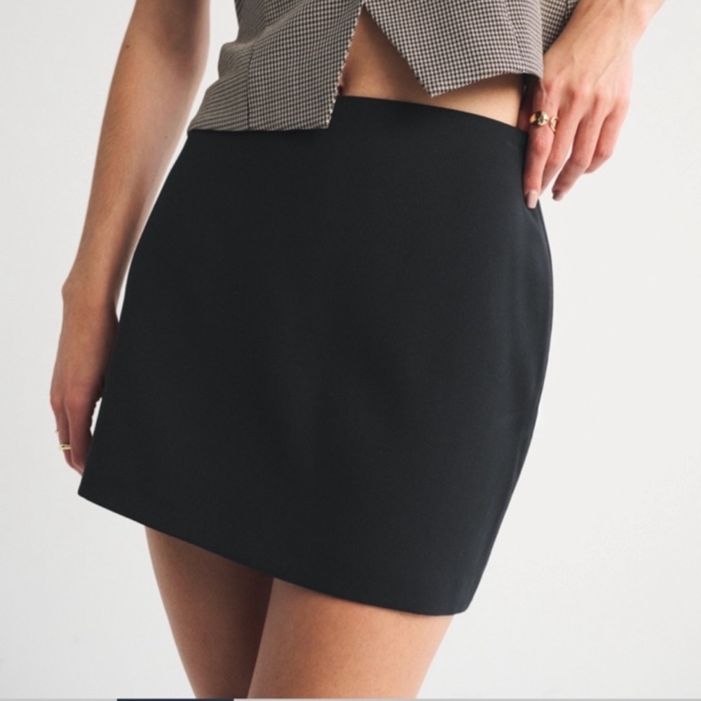 Abercrombie & Fitch Black Mini Skirt - Clean A-Line Silhouette